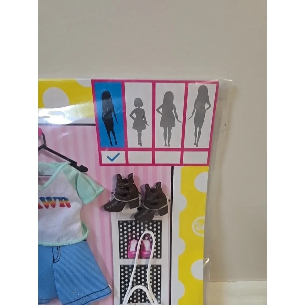 2016 Barbie‎ Fashionistas Fashion Pack - Chic Fashion with Purse and Boots